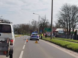 Mężczyzna prowadzący rower przez pasy potrącony przez osobówkę. Wypadek w Nysie