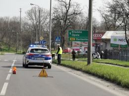 Mężczyzna prowadzący rower przez pasy potrącony przez osobówkę. Wypadek w Nysie