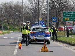 Mężczyzna prowadzący rower przez pasy potrącony przez osobówkę. Wypadek w Nysie