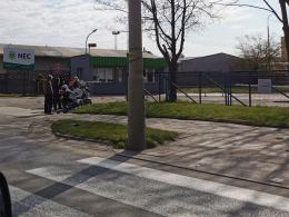 Mężczyzna prowadzący rower przez pasy potrącony przez osobówkę. Wypadek w Nysie