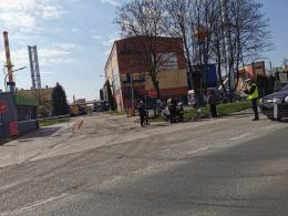 Mężczyzna prowadzący rower przez pasy potrącony przez osobówkę. Wypadek w Nysie
