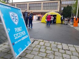 Tłumy Opolan w kolejce do szczepień pod Urzędem Wojewódzkim