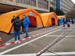 Tłumy Opolan w kolejce do szczepień pod Urzędem Wojewódzkim