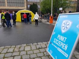 Tłumy Opolan w kolejce do szczepień pod Urzędem Wojewódzkim