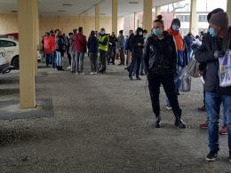 Tłumy Opolan w kolejce do szczepień pod Urzędem Wojewódzkim