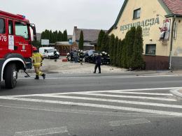 Wypadek w Opolu-Wrzoskach. Po zderzeniu pojazdów jeden z nich wjechał w dom