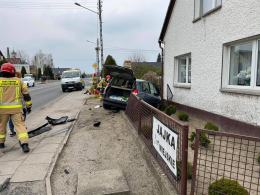 Wypadek w Opolu-Wrzoskach. Po zderzeniu pojazdów jeden z nich wjechał w dom