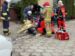 Wypadek w Opolu-Wrzoskach. Po zderzeniu pojazdów jeden z nich wjechał w dom