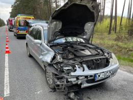 Zderzenie pojazdów w lesie pomiędzy Ligotą Prószkowską i Smolarnią