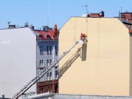 Porywisty wiatr daje się we znaki. Strażacy wyjeżdżają do zdarzeń