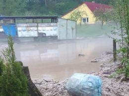 Zalane domy i posesje po przejściu gwałtownych burz z deszczem