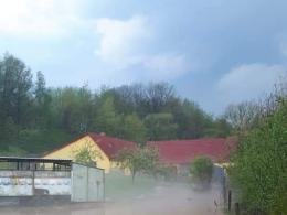 Zalane domy i posesje po przejściu gwałtownych burz z deszczem