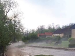 Zalane domy i posesje po przejściu gwałtownych burz z deszczem