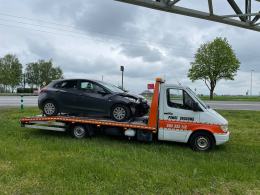Zderzenie pojazdów w Zimnicach Małych, poszkodowane dwie osoby