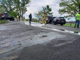 Czołowe zderzenie osobówek na trasie Opole-Zawada. Dwoje dzieci trafiło do szpitala