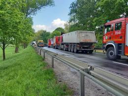 Czołowe zderzenie osobówek na trasie Opole-Zawada. Dwoje dzieci trafiło do szpitala