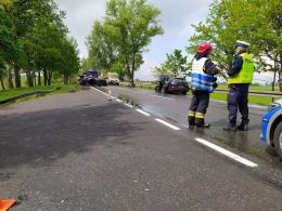 Czołowe zderzenie osobówek na trasie Opole-Zawada. Dwoje dzieci trafiło do szpitala