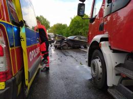 Czołowe zderzenie osobówek na trasie Opole-Zawada. Dwoje dzieci trafiło do szpitala