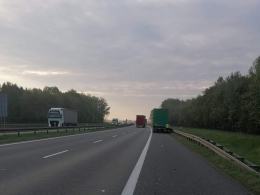 Zdarzenie drogowe na opolskim odcinku A4. Kierowca busa uderzył w ciężarówkę