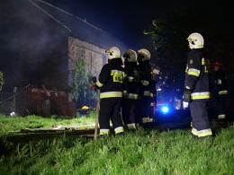 Pożar stodoły w Kózkach gasiło kilkanaście zastępów straży