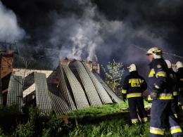 Pożar stodoły w Kózkach gasiło kilkanaście zastępów straży