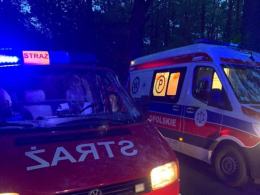 Wypadek pomiędzy Kadłubem Turawskim a Rzędowem. Samochód uderzył w drzewo
