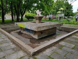 Kiedyś piękna fontanna na Placu Kazimierza niszczeje. Na remont nie ma środków