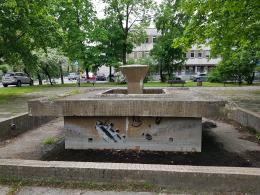 Kiedyś piękna fontanna na Placu Kazimierza niszczeje. Na remont nie ma środków