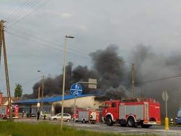 Płonie magazyn w Lubrzy. W akcji kilkanaście zastępów straży