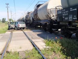 Karłowice. Kierowca osobówki wjechał wprost pod pociąg