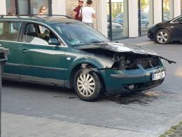 Pod maską nagle pojawił się dym. Pożar passata pod siłownią w Opolu