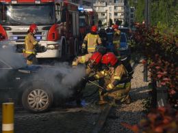 Pod maską nagle pojawił się dym. Pożar passata pod siłownią w Opolu