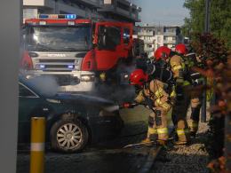 Pod maską nagle pojawił się dym. Pożar passata pod siłownią w Opolu