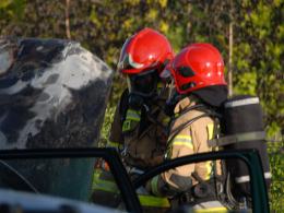 Pod maską nagle pojawił się dym. Pożar passata pod siłownią w Opolu