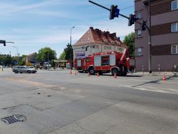 Zderzenie pojazdów na skrzyżowaniu w Opolu. Poszkodowana kobieta z dwójką dzieci