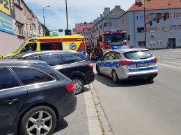 Zderzenie pojazdów na skrzyżowaniu w Opolu. Poszkodowana kobieta z dwójką dzieci