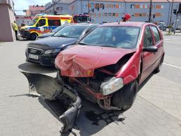 Zderzenie pojazdów na skrzyżowaniu w Opolu. Poszkodowana kobieta z dwójką dzieci