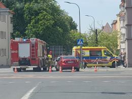Zderzenie pojazdów na skrzyżowaniu w Opolu. Poszkodowana kobieta z dwójką dzieci