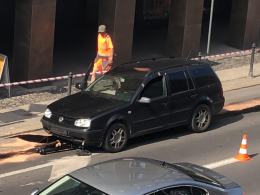 Kierujący Volkswagenem skosił przydrożne słupki na ulicy Ozimskiej