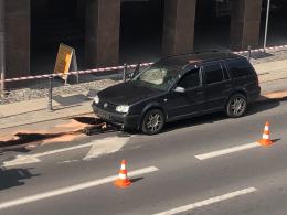 Kierujący Volkswagenem skosił przydrożne słupki na ulicy Ozimskiej