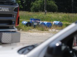 Beczki z nieznaną substancją w pobliżu Elektrowni. Interweniowała grupa chemiczna