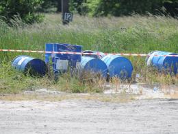 Beczki z nieznaną substancją w pobliżu Elektrowni. Interweniowała grupa chemiczna