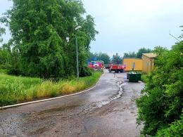Kilkudziesięciu strażaków gasiło pożar na składowisku odpadów w Szymiszowie