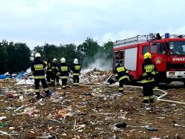 Kilkudziesięciu strażaków gasiło pożar na składowisku odpadów w Szymiszowie