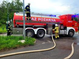 Kilkudziesięciu strażaków gasiło pożar na składowisku odpadów w Szymiszowie