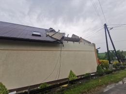 Zerwane dachy, powalone drzewa, uszkodzone auta...Strażacy walczą ze skutkami burzy
