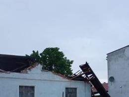 Zerwane dachy, powalone drzewa, uszkodzone auta...Strażacy walczą ze skutkami burzy