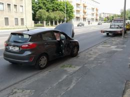 Kolizja pojazdów osobowych przy zjeździe z ronda w Opolu