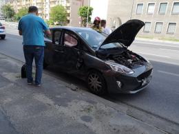 Kolizja pojazdów osobowych przy zjeździe z ronda w Opolu
