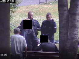 Okradł kobietę, która zasnęła na hamaku. Złodzieja uchwycił miejski monitoring